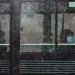 Un pasajero con una mascarilla mira desde un autobús en Beijing,