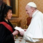 El Papa Francisco recibe las cartas credenciales de Isabel Celáa en el Vaticano
