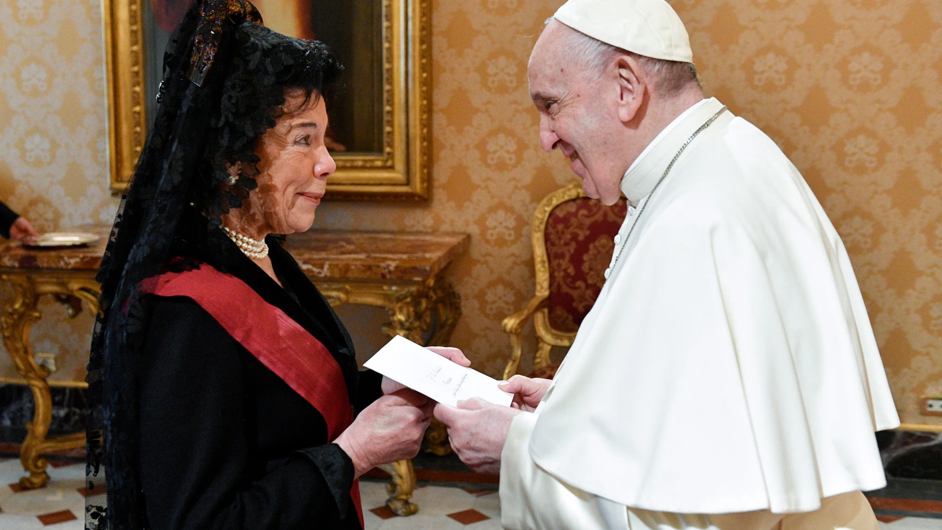 El Papa Francisco recibe las cartas credenciales de Isabel Celáa en el Vaticano