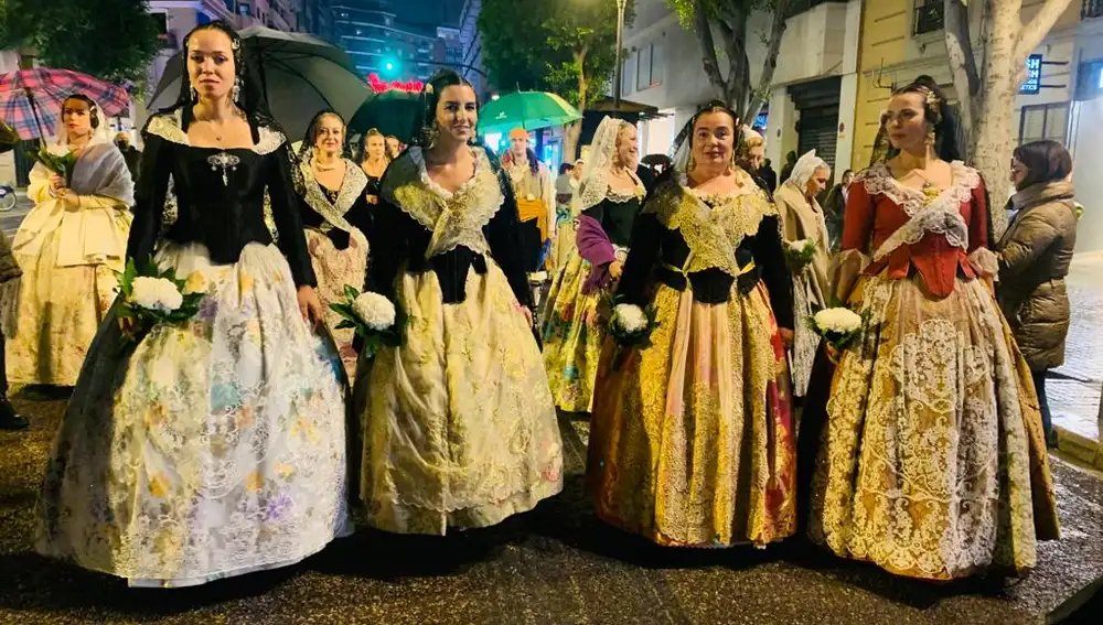 Rocío Monasterio (segunda por la izquierda) en la Ofrenda a la Virgen de los Desamparados, desfilando con la Comisión Pizarro-Cirilo Amorós-Hernán Cortes-Colón