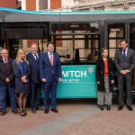 El presidente de Switch Mobility, Dheeraj Hinduja, el presidente de la Junta de Castilla y León, Alfonso Fernández Mañueco, la ministra de Transportes, Movilidad y Agenda Urbana, Raquel Sánchez, y el alcalde de Valladolid, Óscar Puente, entre otras autoridades