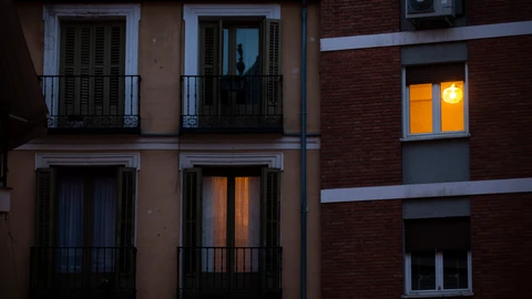 Edificio de viviendas con luces encendidas.