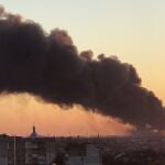 El humo de una explosión en el oeste de Leópolis