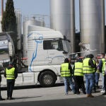 Transportistas participan en un bloqueo de una fábrica de leche