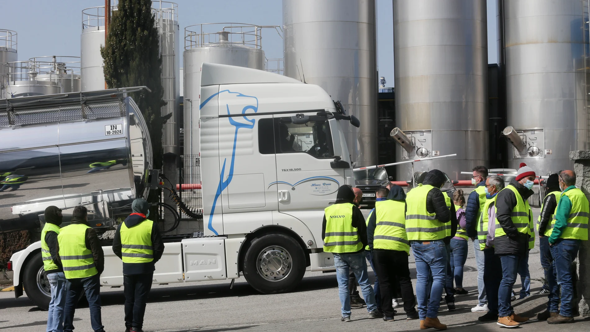 Transportistas participan en un bloqueo de una fábrica de leche