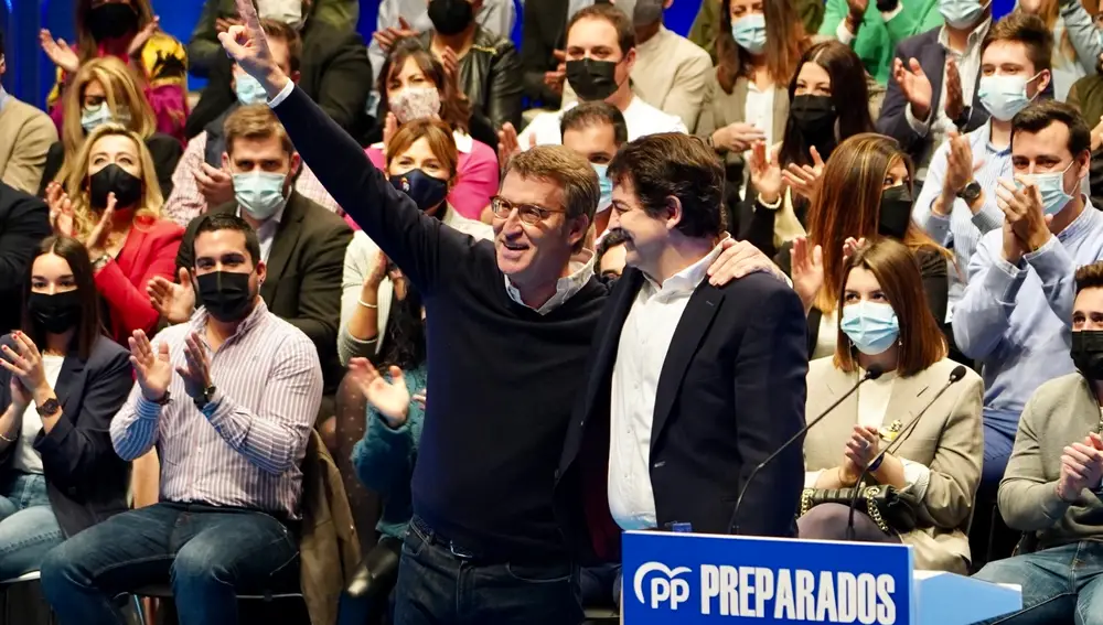 El candidato a la Presidencia del Partido Popular, Alberto Núñez Feijóo, y el presidente del PP de Castilla y León, Alfonso Fernández Mañueco, participan en un acto de campaña de cara al Congreso Nacional extraordinario de la formación popular