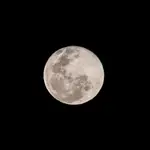 AME4388. CARACAS (VENEZUELA), 18/03/2022.- Fotografía de la luna llena hoy, al atardecer en Caracas (Venezuela). EFE/MIGUEL GUTIÉRREZ