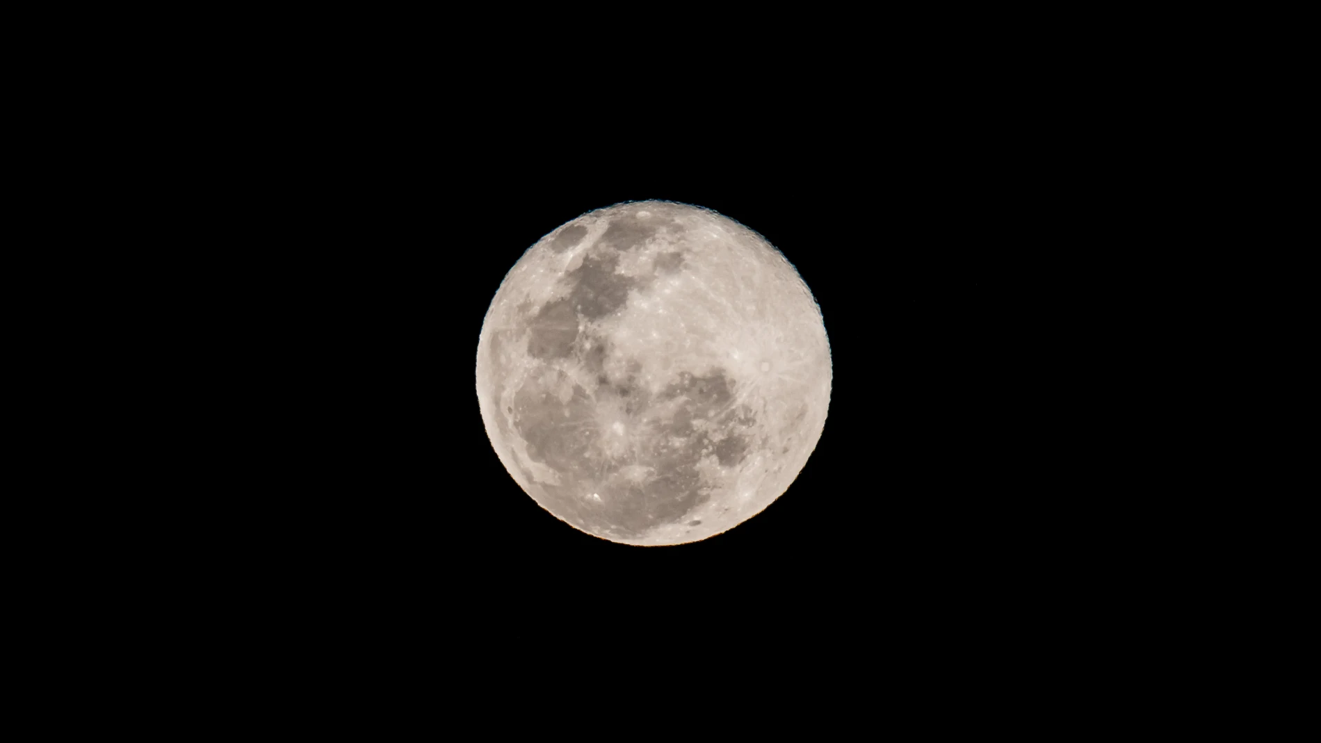AME4388. CARACAS (VENEZUELA), 18/03/2022.- Fotografía de la luna llena hoy, al atardecer en Caracas (Venezuela). EFE/MIGUEL GUTIÉRREZ
