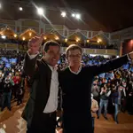 El presidente del PP-A, Juanma Moreno, y el candidato a la Presidencia del Partido Popular, Alberto Núñez Feijoo, en un acto del partido en Torremolinos (Málaga). Álex Zea / Europa Press