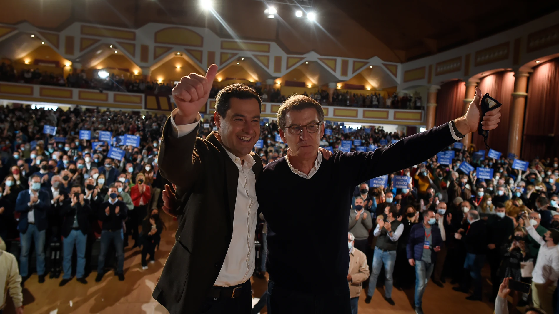 El presidente del PP-A, Juanma Moreno, y el candidato a la Presidencia del Partido Popular, Alberto Núñez Feijoo, en un acto del partido en Torremolinos (Málaga). Álex Zea / Europa Press