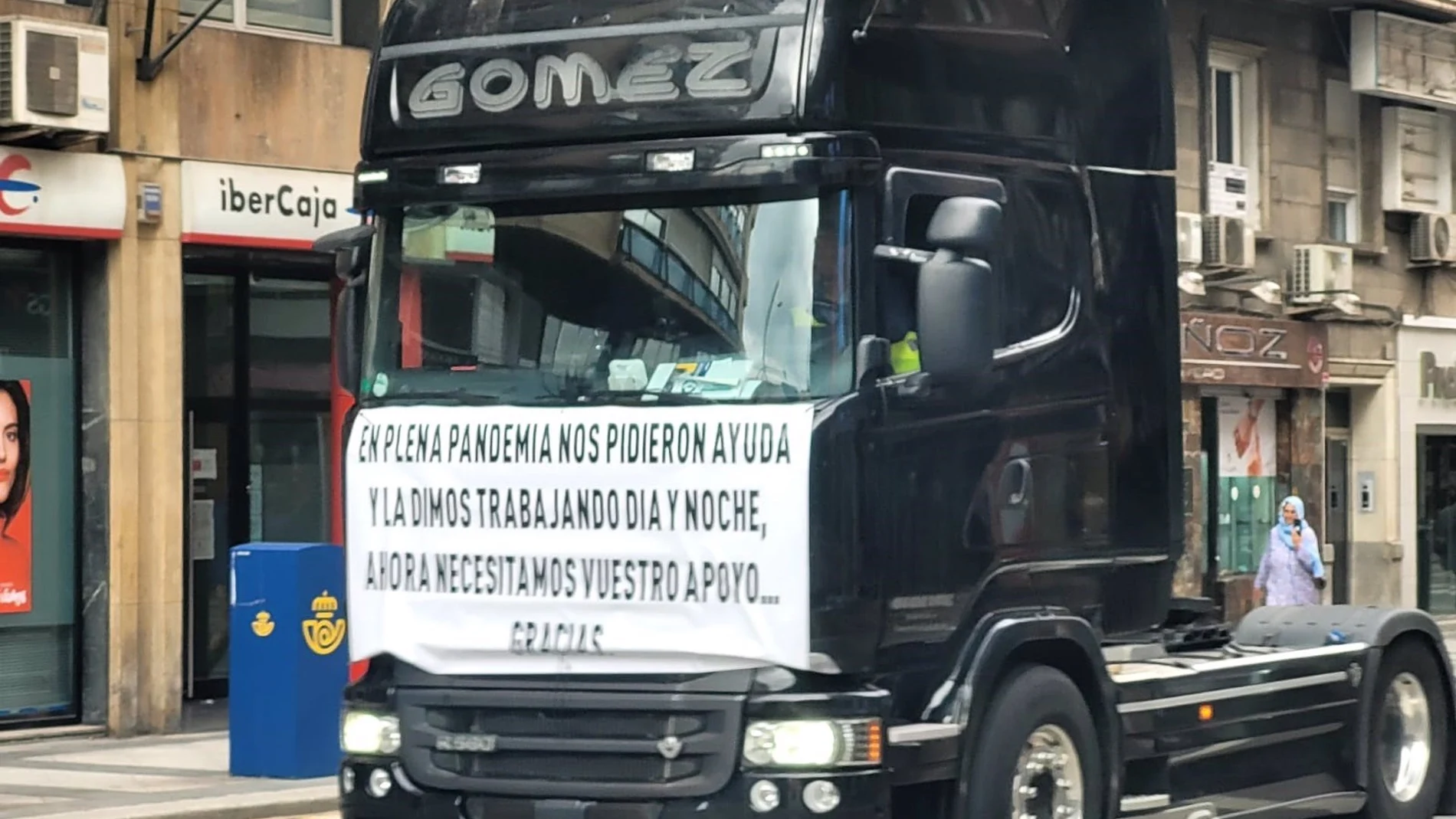 Uno de los camiones que encabezaban este sábado la caravana