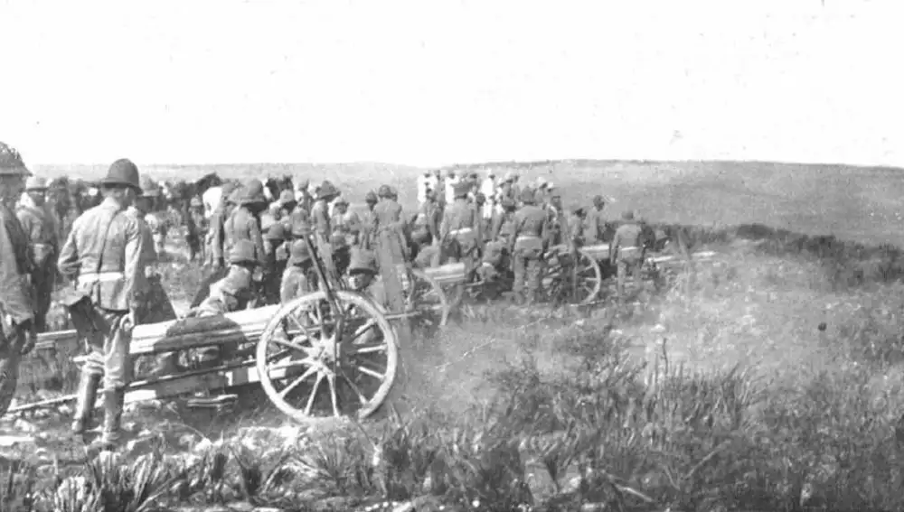Fotografía que muestra a la artillería española en acción en septiembre de 1913 en el bosque de la Gaba durante la Guerra del Rif