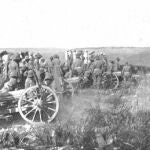 Fotografía que muestra a la artillería española en acción en septiembre de 1913 en el bosque de la Gaba durante la Guerra del Rif