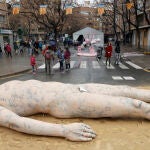 Otra de las obras de la artista Anna Ruiz Sospedra para una falla de València, en esta ocasión la figura de un hombre desnudo tumbado en el suelo, ha sufrido también daños en la zona genital y una pierna, por golpes en un nuevo acto vandálico