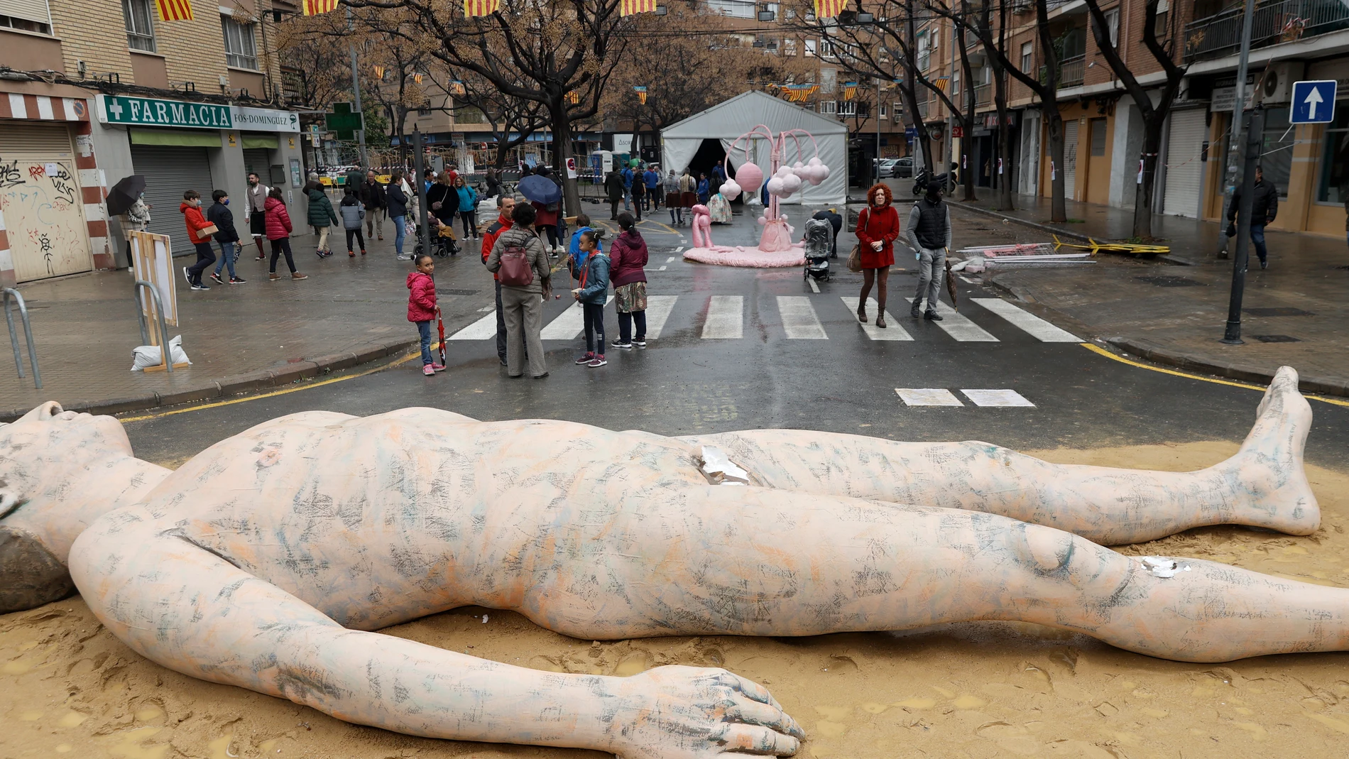 Otra de las obras de la artista Anna Ruiz Sospedra para una falla de València, en esta ocasión la figura de un hombre desnudo tumbado en el suelo, ha sufrido también daños en la zona genital y una pierna, por golpes en un nuevo acto vandálico