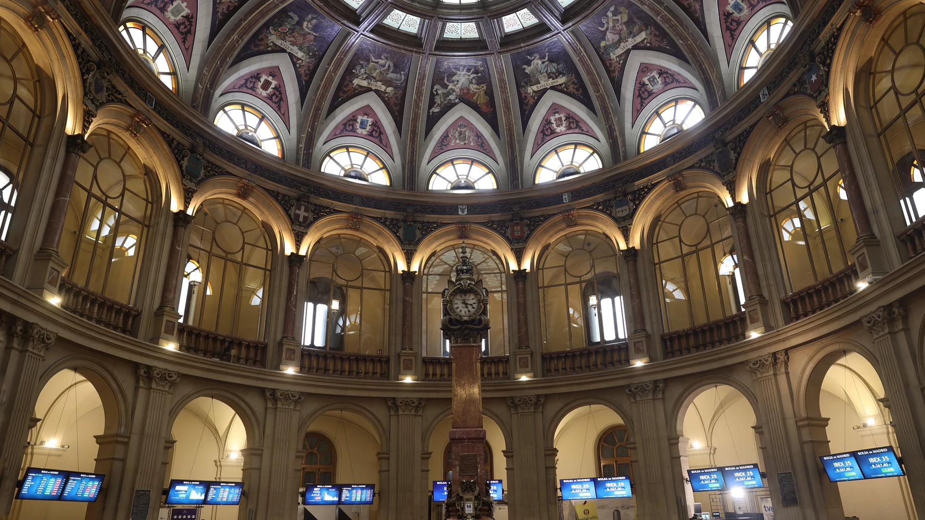 Vista general del Palacio de la Bolsa