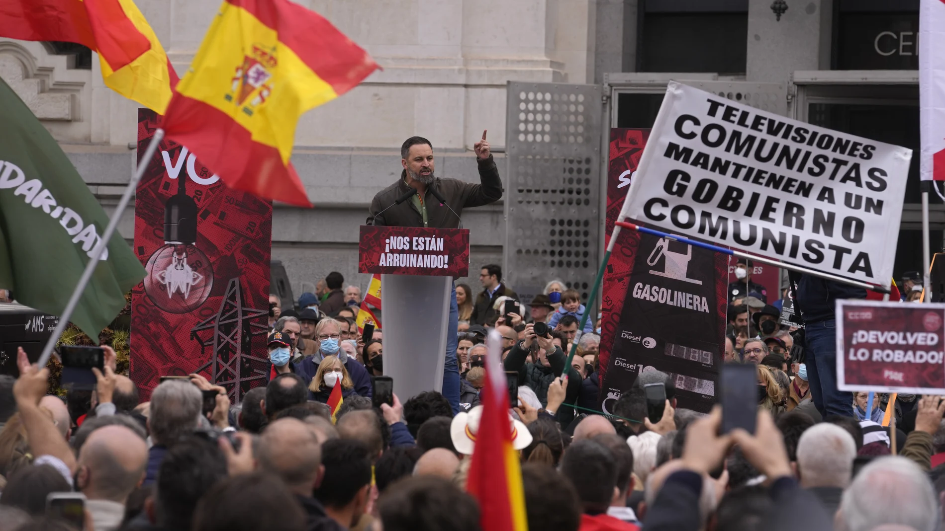 El líder de Vox, Santiago Abascal durante su intervención en la protesta contra la subida de los precios en la plaza de Cibeles de Madrid
