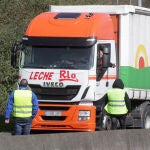 Varios piquetes del transporte obliga a parar a un transportista en uno de los accesos al Polígono de O CEAO, en una huelga indefinida del transporte de mercancías, a 14 de marzo de 2022, en Lugo, Pontevedra (España)
