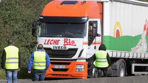 Varios piquetes del transporte obliga a parar a un transportista en uno de los accesos al Polígono de O CEAO, en una huelga indefinida del transporte de mercancías, a 14 de marzo de 2022, en Lugo, Pontevedra (España)