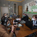 Integrantes de la emisora radio Gurugú integrado por usuarios del centro de Hermanas Hospitalarias de Palencia, Carlos, José Luis, Enrique y Lidia, con la enfermera coordinadora, Eva Varona(D)
