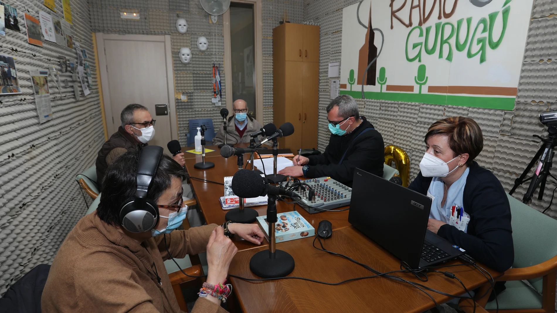 Integrantes de la emisora radio Gurugú integrado por usuarios del centro de Hermanas Hospitalarias de Palencia, Carlos, José Luis, Enrique y Lidia, con la enfermera coordinadora, Eva Varona(D)