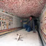 Un arqueólogo egipcio dentro de la tumba de una mujer llamada Petty en el área de Saqqara cerca de Giza, Egipto. EFE/EPA/KHALED ELFIQI