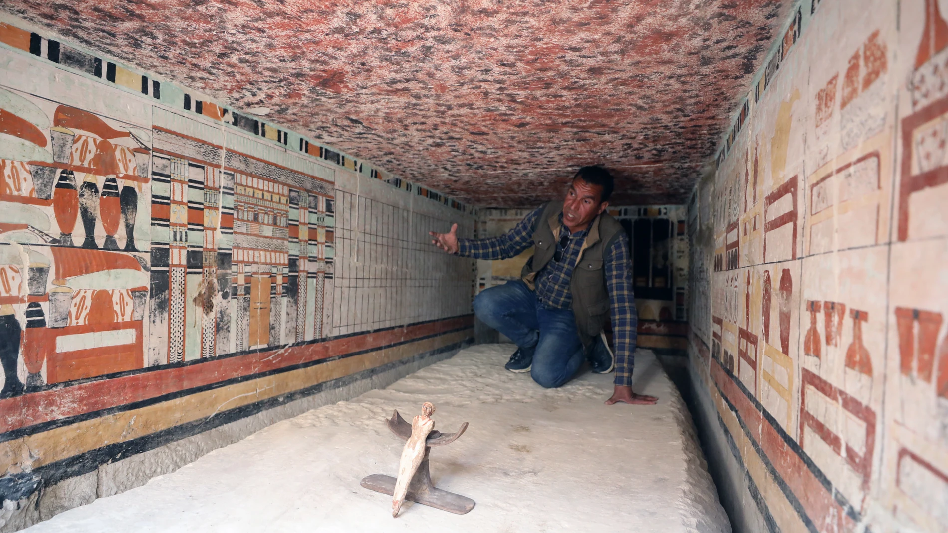Un arqueólogo egipcio dentro de la tumba de una mujer llamada Petty en el área de Saqqara cerca de Giza, Egipto. EFE/EPA/KHALED ELFIQI