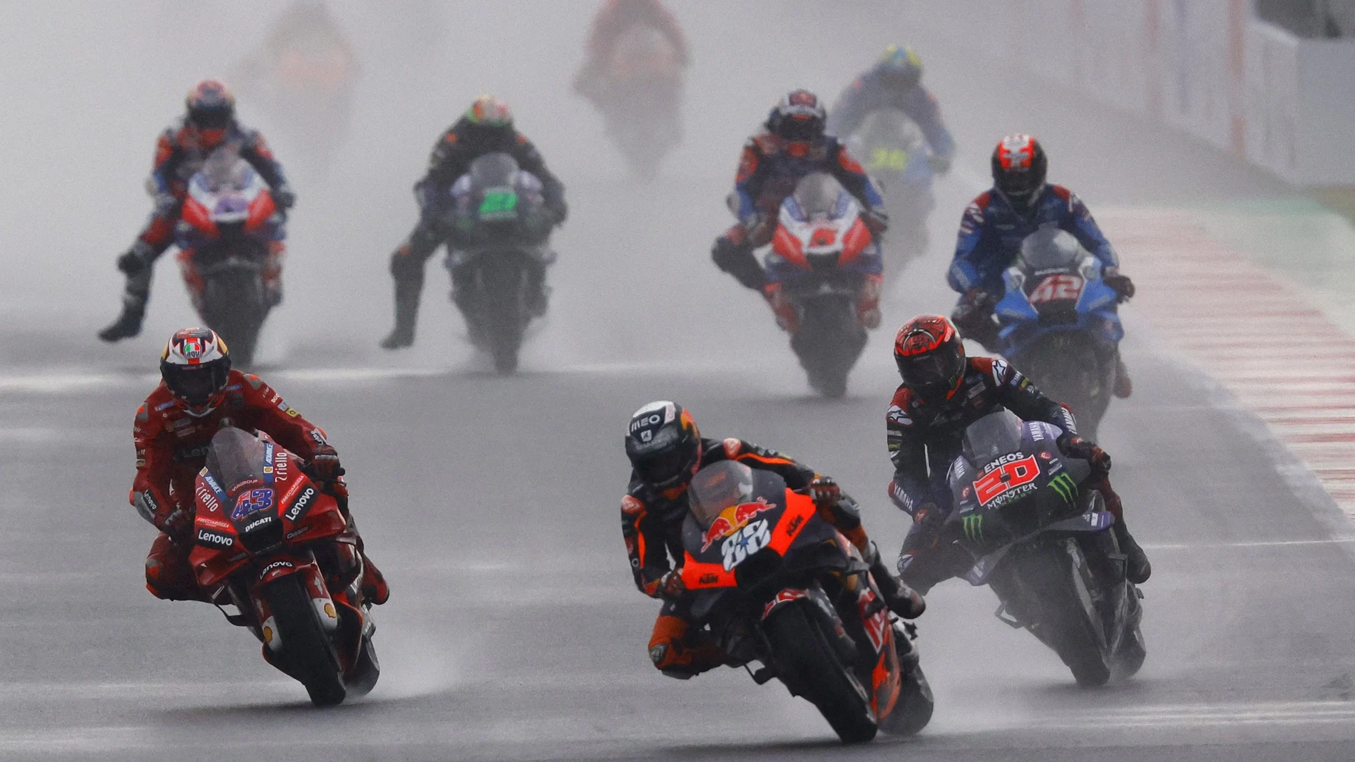 El portugués Miguel Oliveira encabeza la carrera bajo la lluvia del Gran Premio de Indonesia