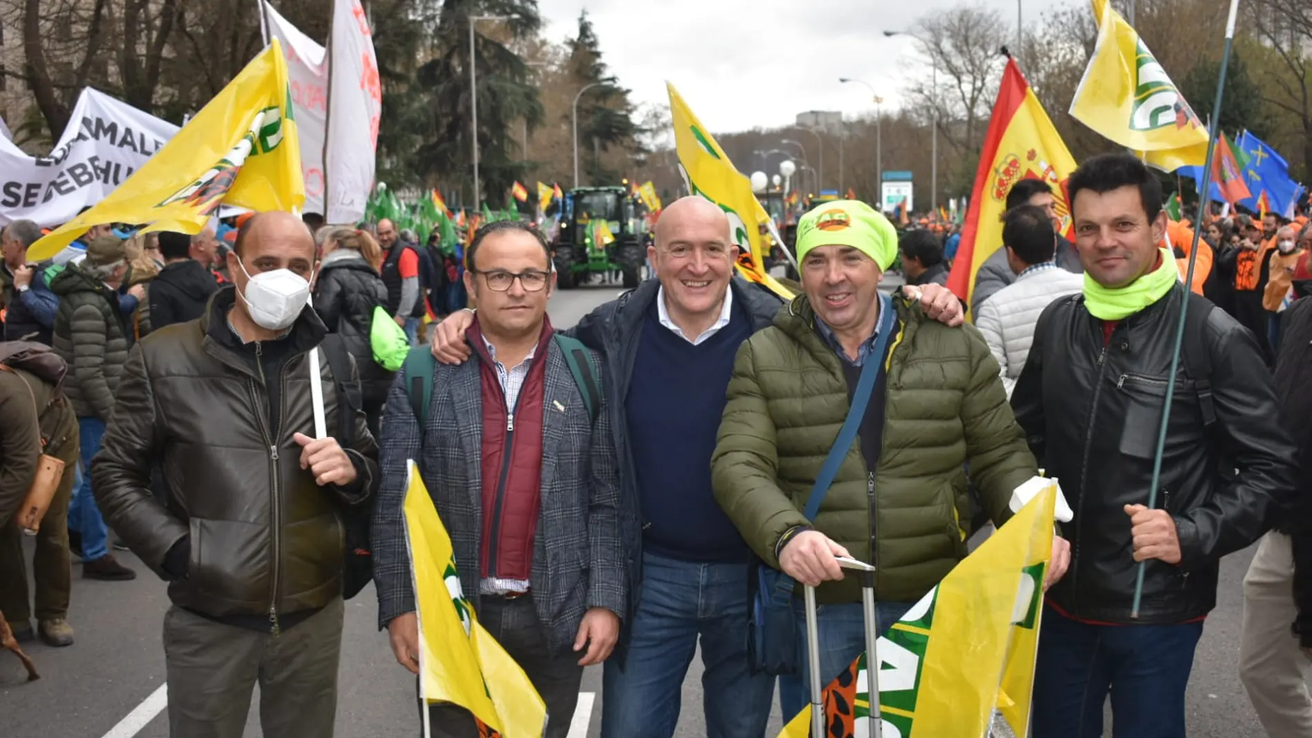Carnero participa en la manifestación masiva por las calles de Madrid en apoyo al sector