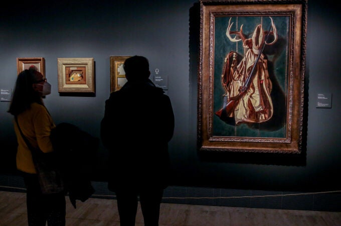 Visitantes contemplan la obras que forman parte de la exposición “Hiperreal. El arte del trampantojo”, en la sala de exposiciones temporales del Museo Nacional Thyssen-Bornemisza