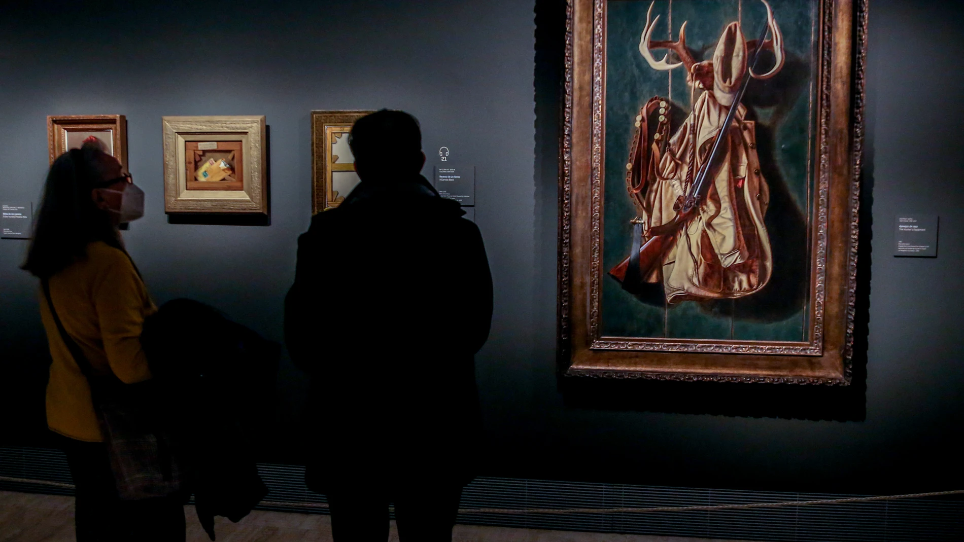 Visitantes contemplan la obras que forman parte de la exposición “Hiperreal. El arte del trampantojo”, en la sala de exposiciones temporales del Museo Nacional Thyssen-Bornemisza