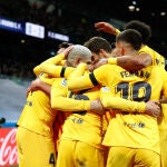 Los jugadores del Barcelona celebran el gol de Araujo