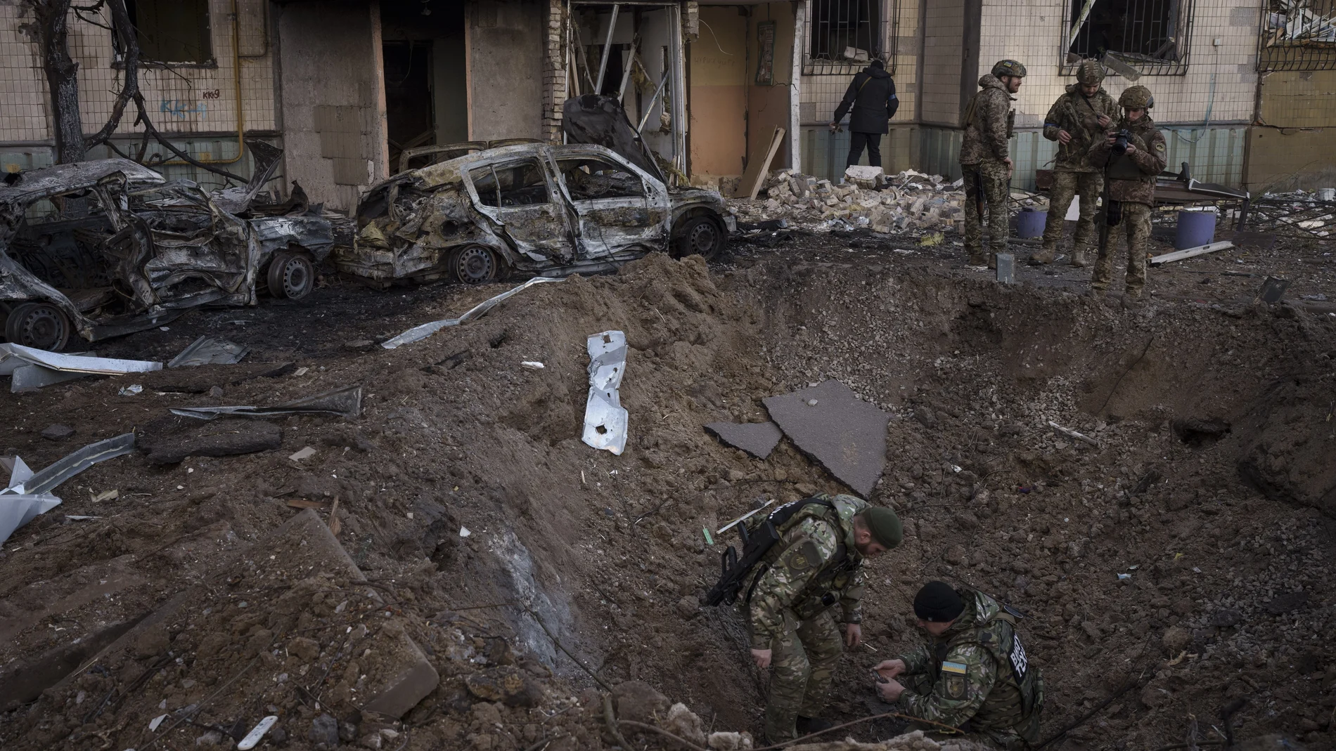 Militares ucranianos inspeccionan ayer el área donde explotó una bomba rusa en Kiev