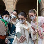 Varios participantes, vestidos con el traje tradicional, se hacen una foto mientras participan en la Romería de les Canyes, el acto central de la Fiestas de la Magdalena, que celebra la fundación de Castellón, este domingo