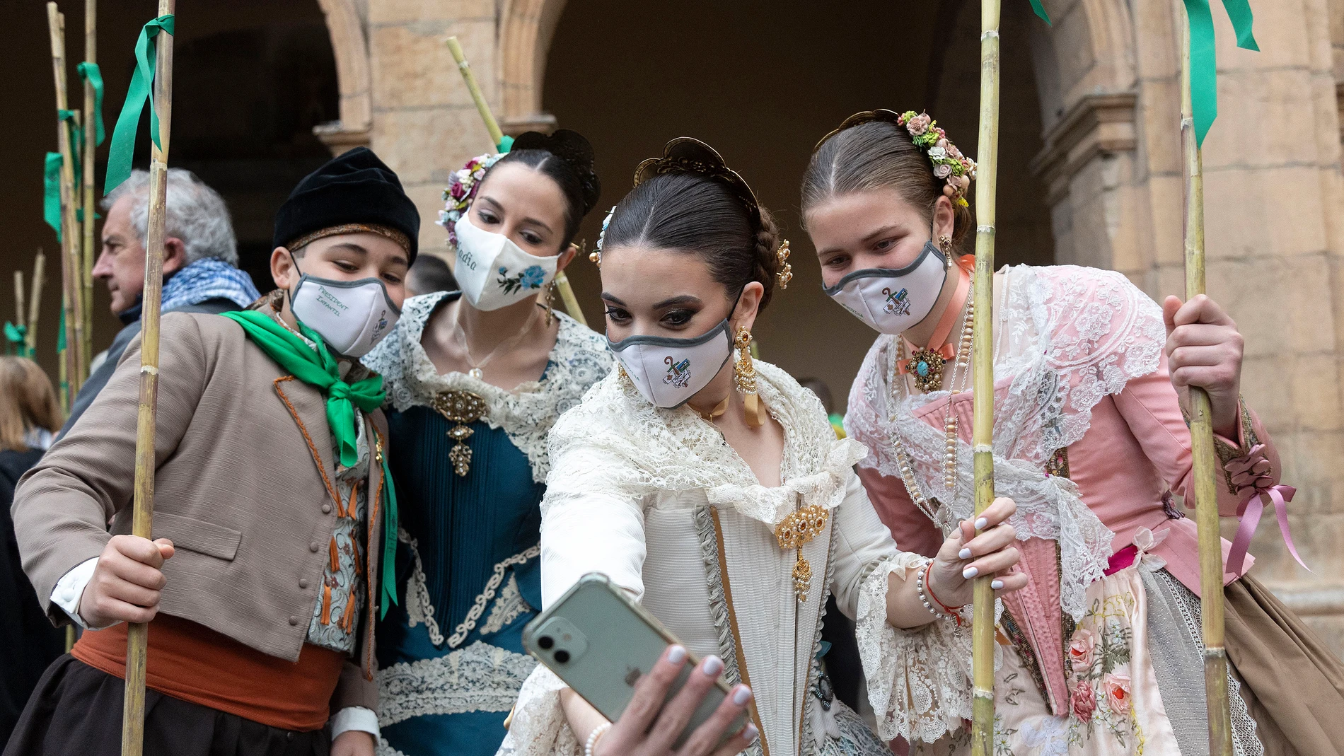 Varios participantes, vestidos con el traje tradicional, se hacen una foto mientras participan en la Romería de les Canyes, el acto central de la Fiestas de la Magdalena, que celebra la fundación de Castellón, este domingo