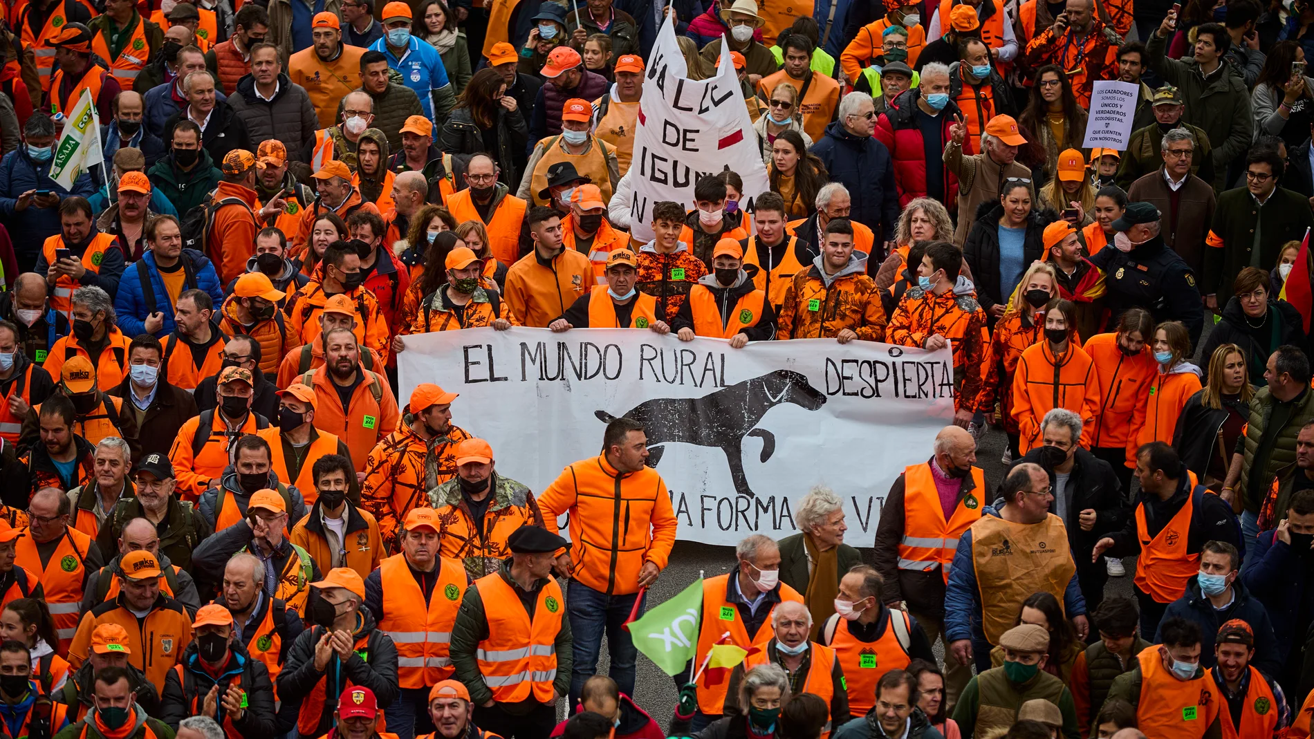 Los cazadores se han hecho notar con sus chalecos naranja en la manifestación de Madrid
