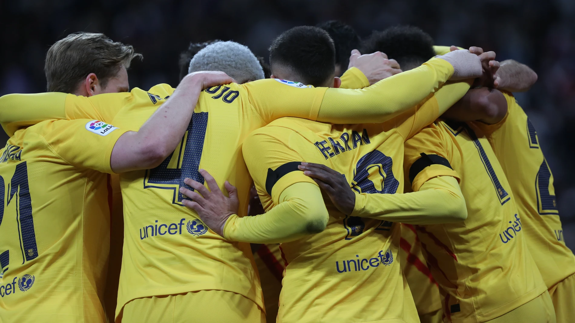 Los jugadores del Barcelona celebran uno de los goles que marcaron en el Clásico