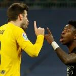 El defensa del FC Barcelona Gerard Piqué y delantero brasileño del Real Madrid Vinicius en uno de los clásicos de la pasada temporada