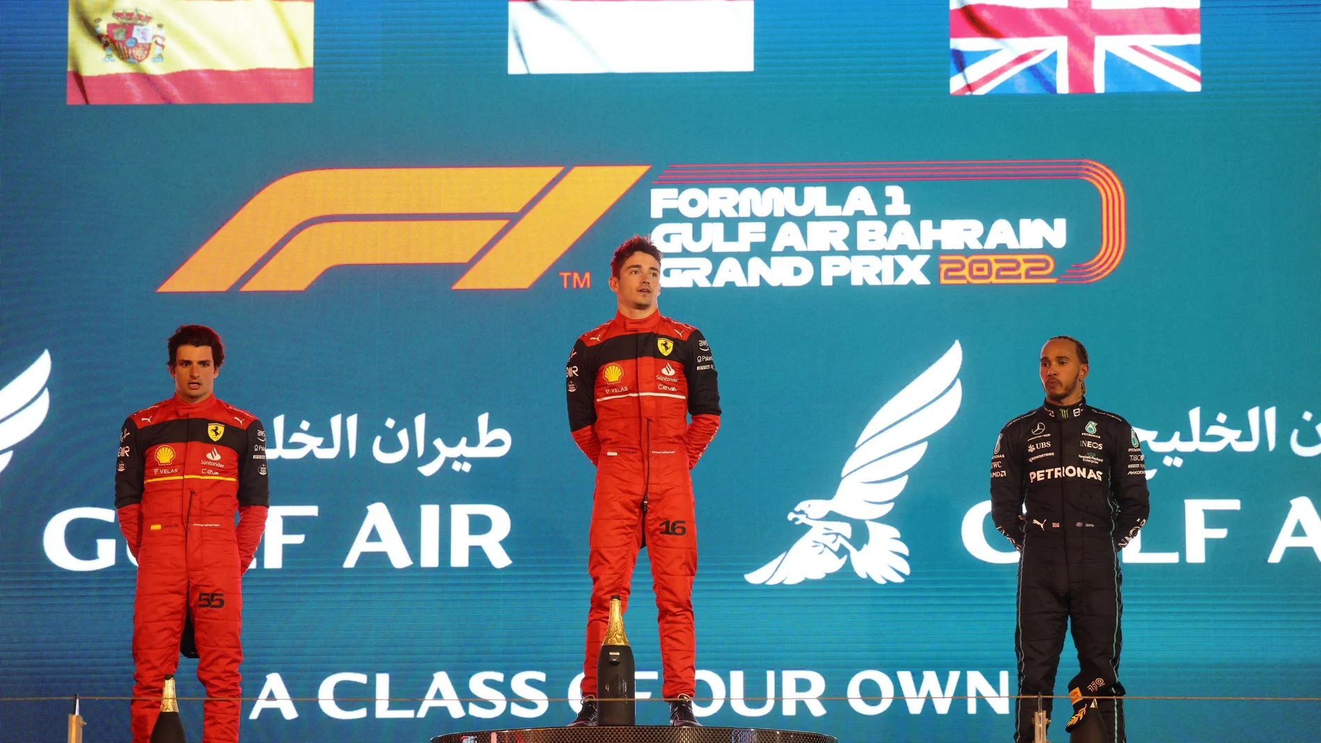 Charles Leclerc celebra su podio en Barein, con Carlos Sainz segundo y Lewis Hamilton tercero