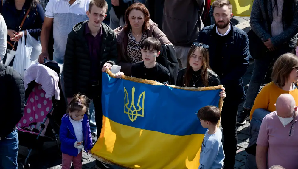 Una imagen proporcionada por los medios del Vaticano muestra a los fieles una bandera de Ucrania durante la oración del Ángelus del Papa Francisco en la Plaza de San Pedro en el Vaticano