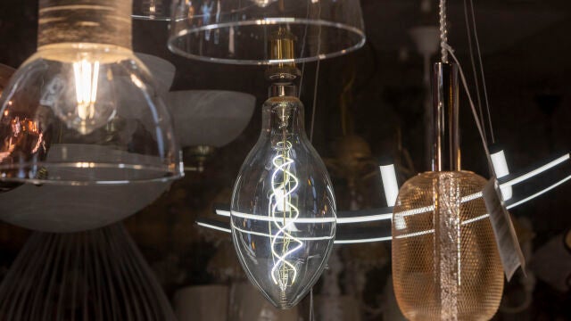 Lámparas encendidas en una tienda