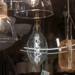 Lámparas encendidas en una tienda
