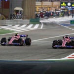 Alonso y Ocon rodando en el GP de Baréin