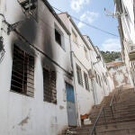 Vista de la vivienda en la que ha un hombre ha muerto tras registrarse un incendio en el edificio, en Jaén capital, este domingo. EFE/José Manuel Pedrosa