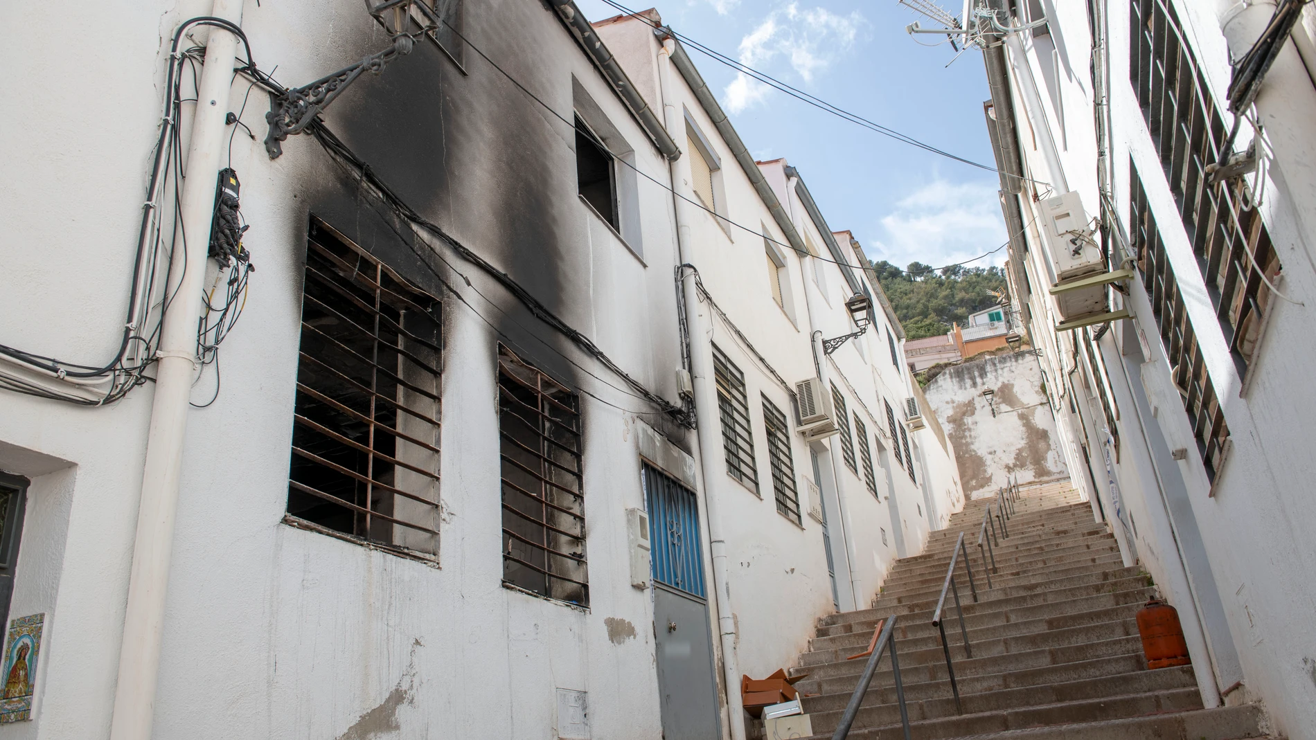 Vista de la vivienda en la que ha un hombre ha muerto tras registrarse un incendio en el edificio, en Jaén capital, este domingo. EFE/José Manuel Pedrosa