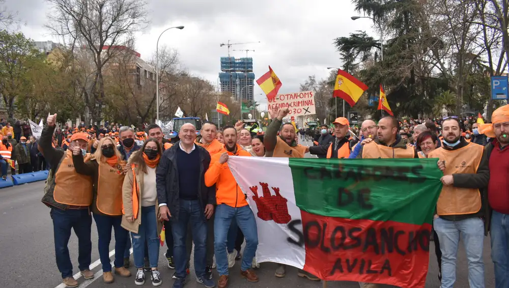 Carnero participa en la manifestación masiva por las calles de Madrid en apoyo al sector