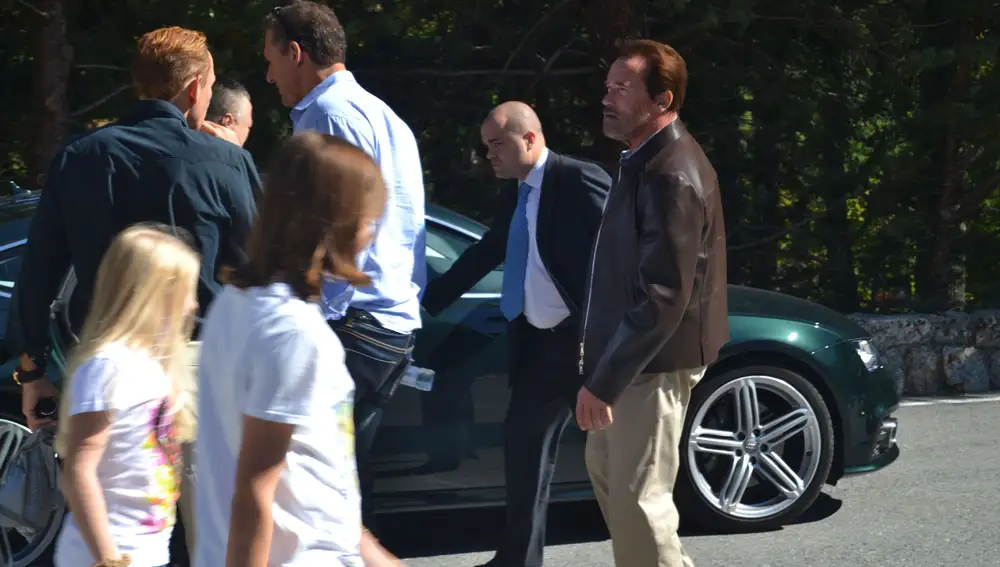 Schwarzenegger se dirige a un coche una vez finalizada su visita