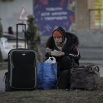 Una mujer refugiada comiendo en Brovary, en Ucrania
