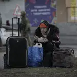 Una mujer refugiada comiendo en Brovary, en Ucrania
