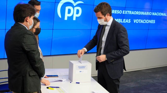 El presidente del PP, Pablo Casado inserta su papeleta en la urna para la elección de su sucesor en el cargo